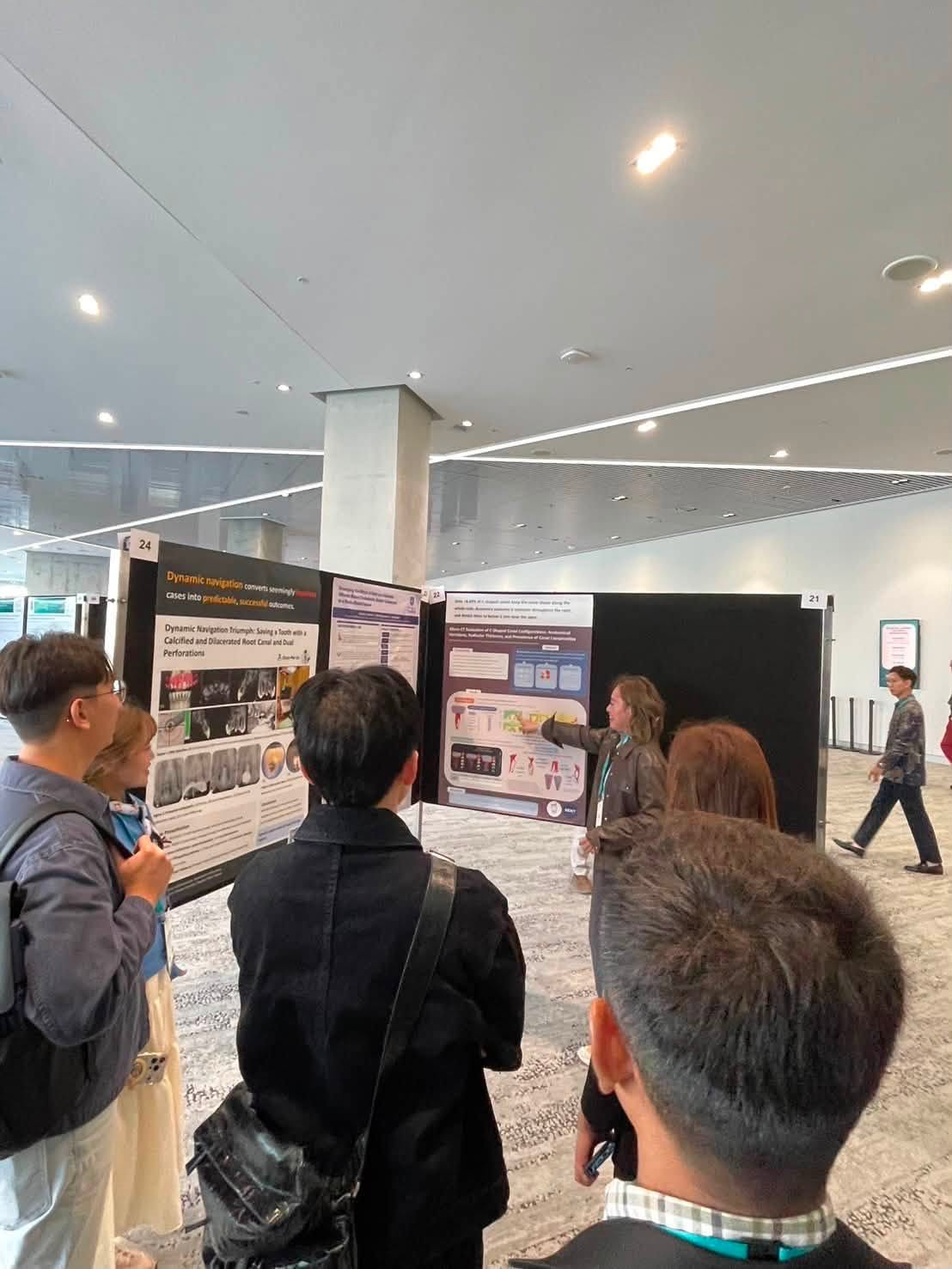 ผู้เข้าร่วมชมผลงานโปสเตอร์ในงาน IFEA 2026